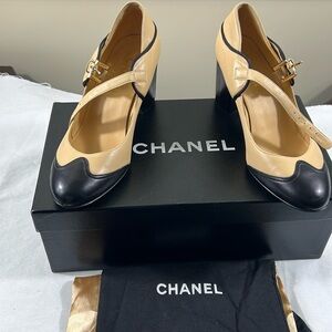 CHANEL  Vintage NWT Woman’s Two tone iconic pumps size 38 Euro